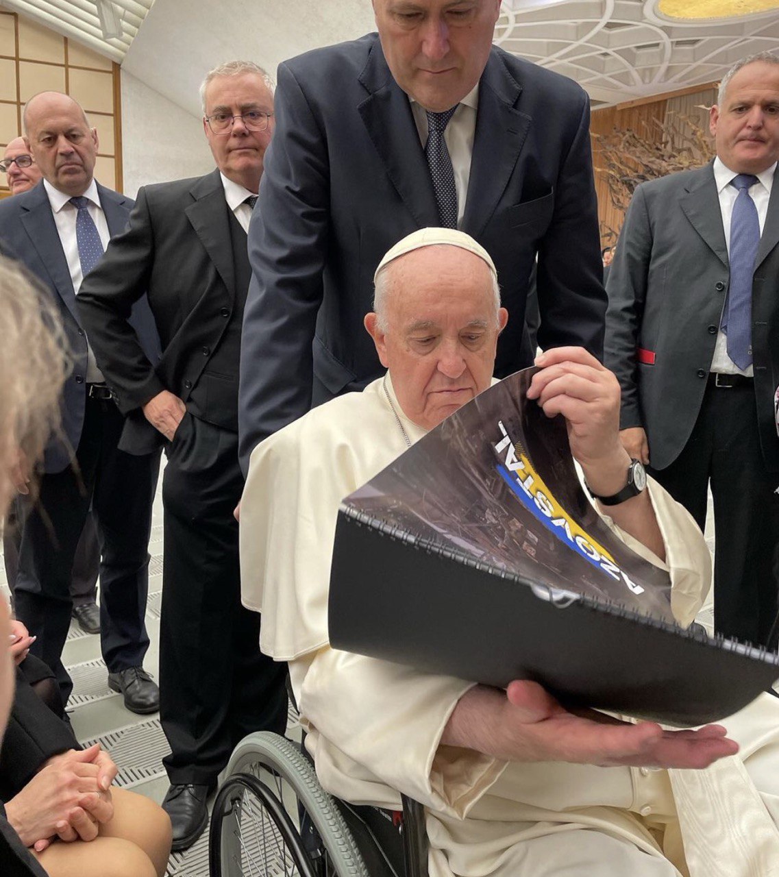 Співачка Оксана Муха подарувала Папі Римському незвичайний подарунок: фото зустрічі